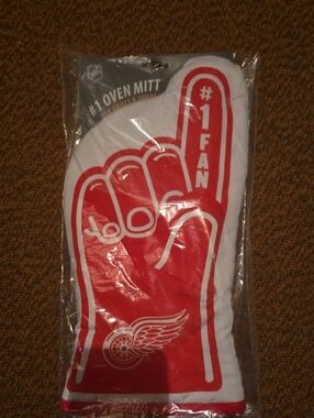 NHL Red and White #1 Fan Foam Oven Mitt - Detroit Red Wings Style